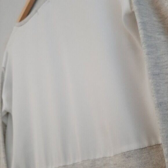 RW&CO V-neck Light Sweater Colorblock Grey & White Sz XS - Picture 9 of 12